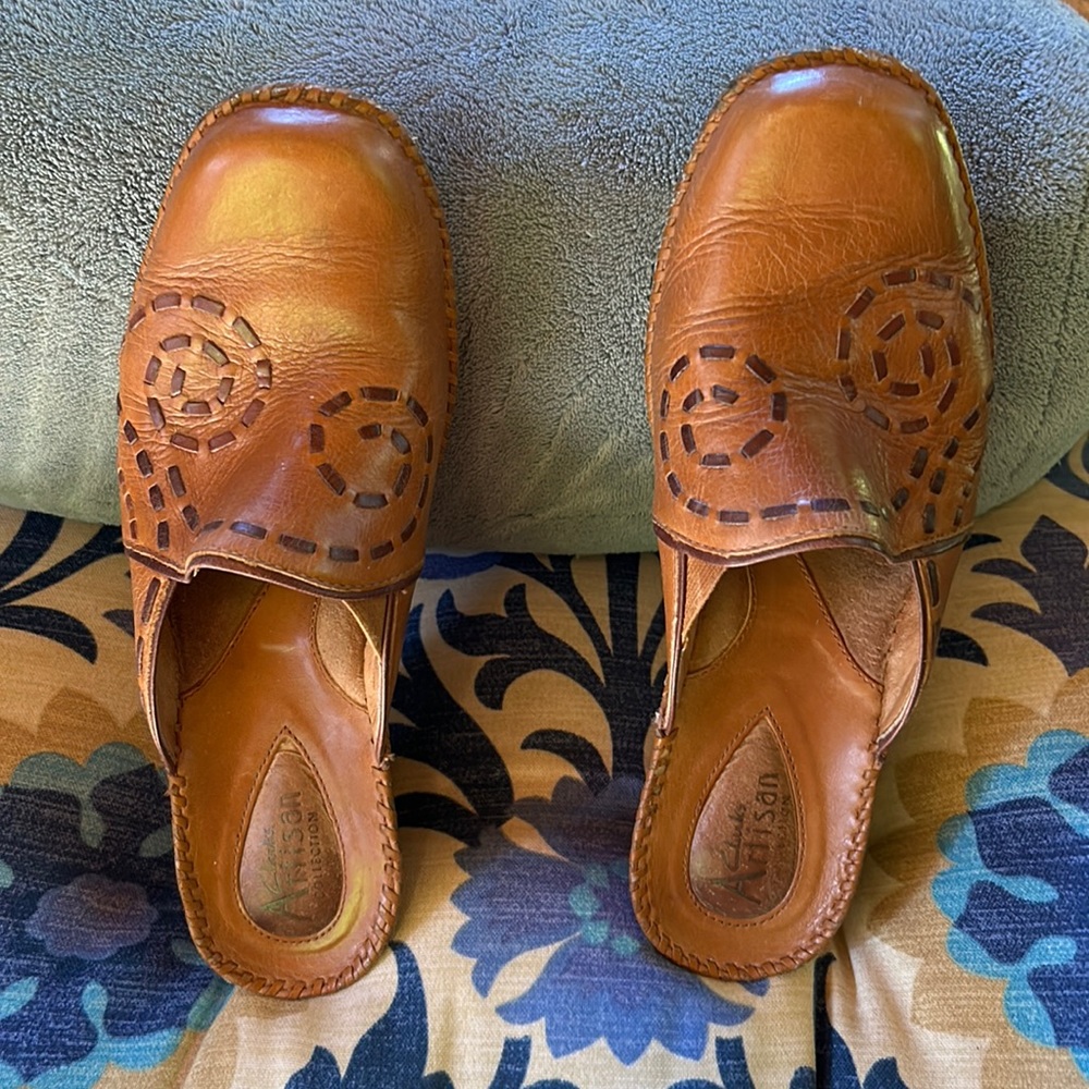 Clark’s Artisan 💯 Leather Clogs Size 8M Caramel Color; Cool Decorative Design